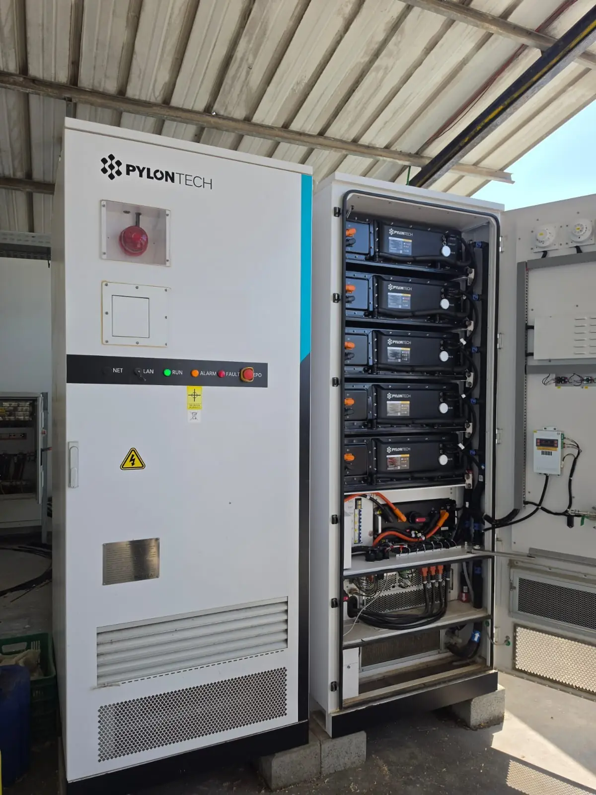 ארון אגירה של Pylontech מותקן ופתוח – פרויקט של הבית הירוק