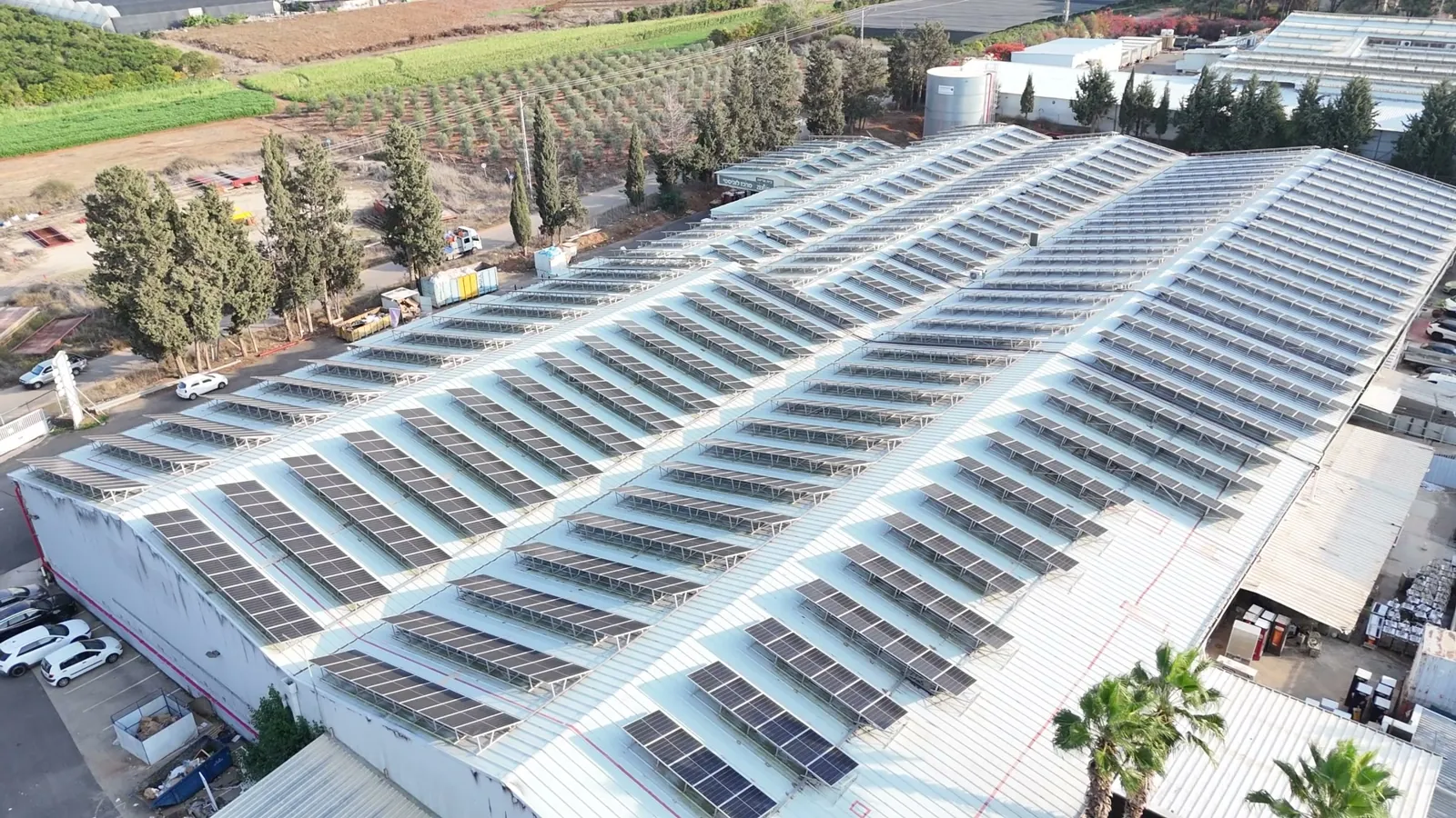 מערכת סולארית על גג בית אריזה