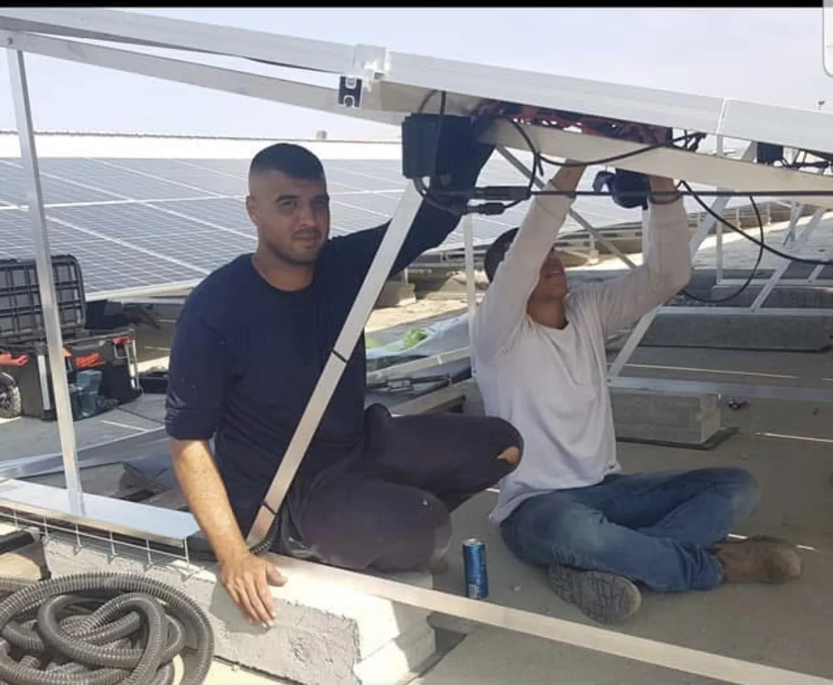 חיווט מתחת לשורת הפאנלים