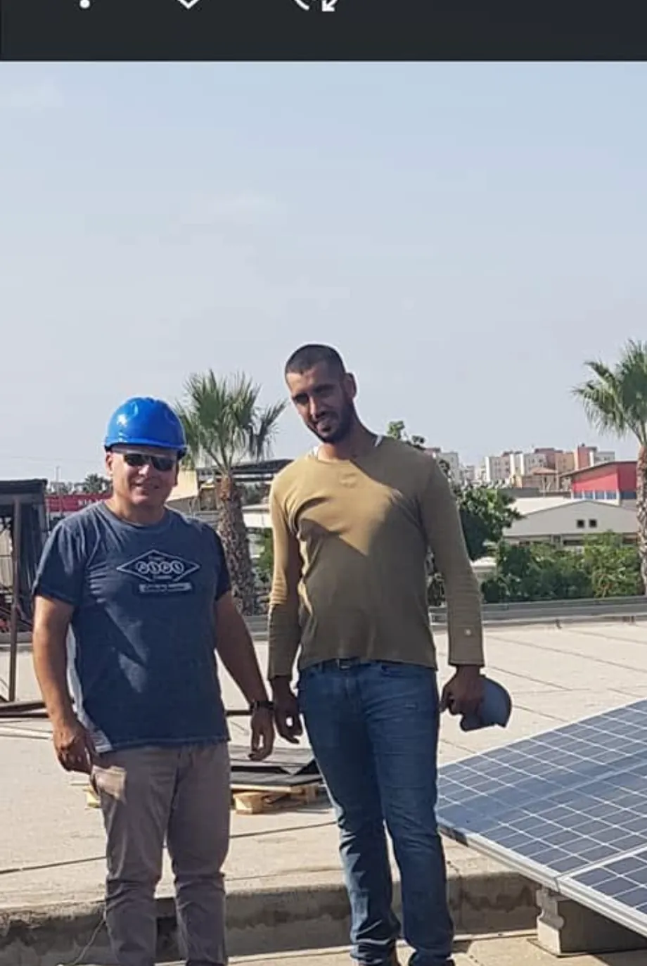 על גג מסחרי ליד מערכת שהותקנה